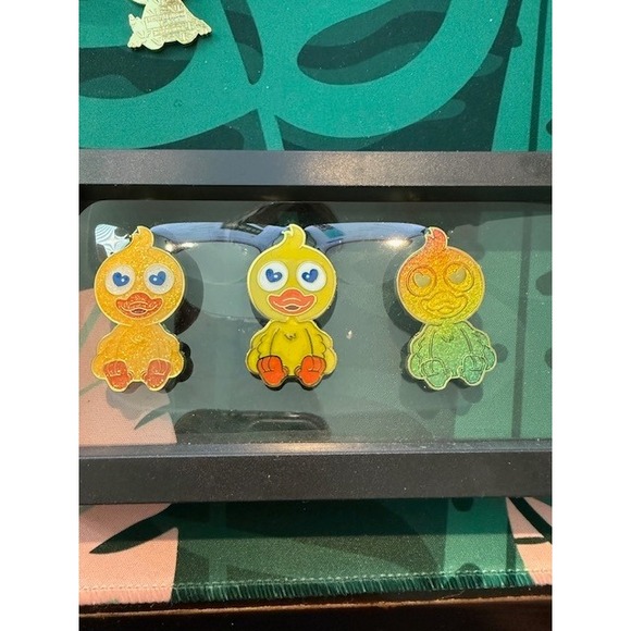 Set of 3 Decisive Duck Veefriends Core Shimmer & Rainbow Pin /499 /199 /99 - Picture 1 of 7